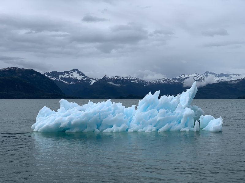 Salah satu akibat perubahan iklim adalah pencairan gletser